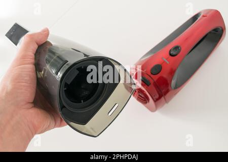 Vue rapprochée d'un aspirateur de voiture rouge Banque D'Images