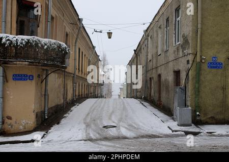 Vyborg, Russie. 28th mars 2023. Vue sur la rue Podgornaya pendant une chute de neige, situé dans la vieille ville de Vyborg, situé dans la région de Leningrad, Fédération de Russie, près de la ville de Saint-Pétersbourg. (Photo de Maksim Konstantinov/SOPA Images/Sipa USA) crédit: SIPA USA/Alay Live News Banque D'Images