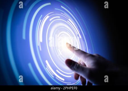 La technologie tactile à l'avenir. Réseau numérique, métaverse ou innovation technologique scientifique. Écran hologramme futuriste. Doigt dans un cercle virtuel abstrait. Banque D'Images