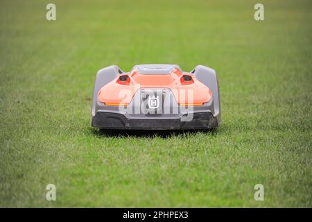 Londres, Royaume-Uni. 29th mars 2023. Une tondeuse robot semble râper lorsqu'elle tond le gazon fraîchement posé sur la place du Parlement. Le gadget high-tech a été vu en haut et en bas de la toute nouvelle herbe, avec la place entourée de clôtures hautes, après que la place du Parlement s'est transformée en un endroit plutôt boueux et disgracieux après la sécheresse de l'année dernière et les fortes pluies et températures froides tout au long de l'hiver, ainsi que de nombreuses manifestations, rassemblements et groupes de touristes qui se promènaient autour de la place emblématique. Credit: Imagetraceur/Alamy Live News Banque D'Images