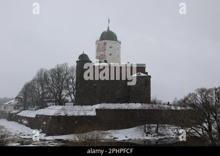 Vyborg, Russie. 28th mars 2023. Le château de Vyborg, situé dans la vieille ville de Vyborg, dans la région de Leningrad, en Fédération de Russie, près de la ville de Saint-Pétersbourg lors d'une chute de neige en mars. (Credit image: © Maksim Konstantinov/SOPA Images via ZUMA Press Wire) USAGE ÉDITORIAL SEULEMENT! Non destiné À un usage commercial ! Banque D'Images