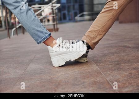 Vue rapprochée des jambes de la femme et de l'homme en position d'accueil au moment de la quarantaine. Conception du coronavirus Banque D'Images