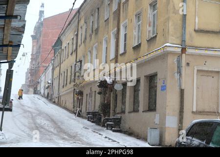 Vyborg, Russie. 28th mars 2023. Vue sur la rue Serf pendant une chute de neige, situé dans la vieille ville de Vyborg, situé dans la région de Leningrad, Fédération de Russie, près de la ville de Saint-Pétersbourg. (Credit image: © Maksim Konstantinov/SOPA Images via ZUMA Press Wire) USAGE ÉDITORIAL SEULEMENT! Non destiné À un usage commercial ! Banque D'Images