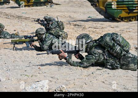 Pohang, Corée du Sud. 29th mars 2023. Les marines sud-coréennes ont visé des armes lors d'un exercice d'atterrissage à Pohang, en Corée du Sud, sur 29 mars 2023. Les États-Unis et la Corée du Sud tiennent pour la première fois en cinq ans l'exercice d'assaut amphibie de Ssangyong, alors que la Corée du Nord est de plus en plus menacée. Photo de Thomas Maresca/UPI crédit: UPI/Alay Live News Banque D'Images