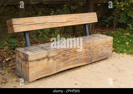 Banc en bois moderne dans le parc, architecture de ville extérieure, bancs en bois, chaise extérieure, mobilier urbain public, Siège en planche vide, banquette confortable dans le Re Banque D'Images