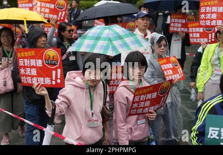 Près de 80 manifestants, portant des badges numérotés autour de leur cou, participent à un rassemblement contre d'autres projets de remise en état de Tseung Kwan O et d'installations publiques « nocives » alors que le gouvernement prévoit de construire six installations publiques, dont une usine de béton et une station de traitement des ordures, à proximité de leur quartier. C'est la première manifestation autorisée à Hong Kong depuis trois ans. 26MAR23 SCMP / Elson Li Banque D'Images