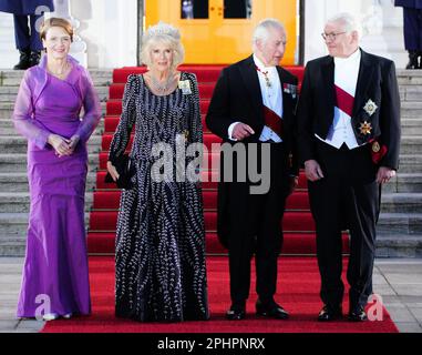 (De gauche à droite) Elke Buedenbender, la reine Consort, le roi Charles III et le président allemand Frank-Walter Steinmeier, arrivent au banquet d'État du Bellevue Palace, Berlin, résidence officielle du président de l'Allemagne, lors de la visite d'État du roi en Allemagne. Date de la photo: Mercredi 29 mars 2023. Banque D'Images