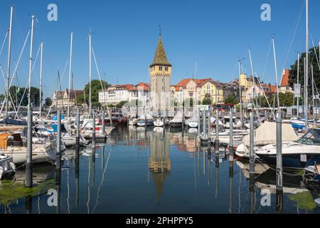 Le port pittoresque de Lindau avec le Mangenturm. Lindau est une destination touristique populaire sur Bodensee (lac de Constance), Bavière, Allemagne Banque D'Images