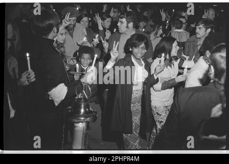 Une foule de gens qui font des signes de paix et qui tiennent des bougies, y compris des Afro-Américains, lors d'une marche nocturne à la Maison Blanche, menée par Coretta Scott King dans le cadre du moratoire visant à mettre fin à la guerre au Vietnam, Washington, DC, 15 octobre 1969. Photo de Warren K Leffler/US News et World Report Magazine Collection) Banque D'Images