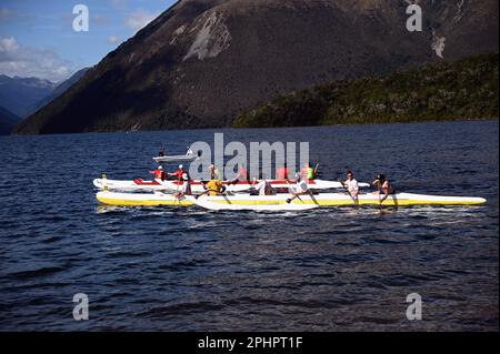 Les participants au club de canoë annuel Maitahi Outrigger participent à leur régate annuelle sur le lac Rotoita, St Arnaud, dans les lacs Nelson. Banque D'Images