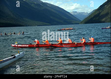 Les participants au club de canoë annuel Maitahi Outrigger participent à leur régate annuelle sur le lac Rotoita, St Arnaud, dans les lacs Nelson. Banque D'Images