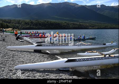 Les participants au club de canoë annuel Maitahi Outrigger participent à leur régate annuelle sur le lac Rotoita, St Arnaud, dans les lacs Nelson. Banque D'Images