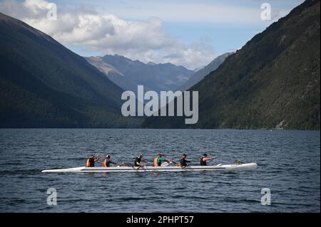 Les participants au club de canoë annuel Maitahi Outrigger participent à leur régate annuelle sur le lac Rotoita, St Arnaud, dans les lacs Nelson. Banque D'Images