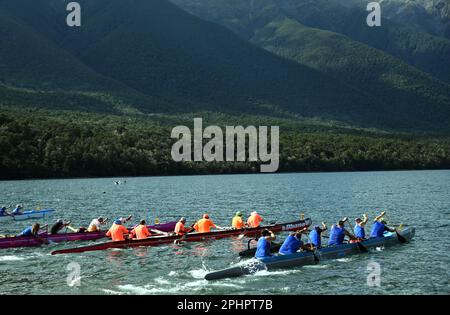 Les participants au club de canoë annuel Maitahi Outrigger participent à leur régate annuelle sur le lac Rotoita, St Arnaud, dans les lacs Nelson. Banque D'Images