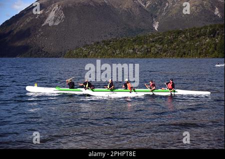 Les participants au club de canoë annuel Maitahi Outrigger participent à leur régate annuelle sur le lac Rotoita, St Arnaud, dans les lacs Nelson. Banque D'Images