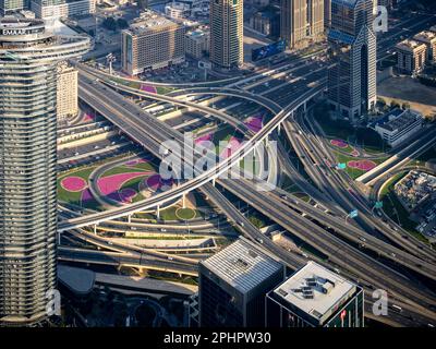 Vue aérienne d'une énorme intersection près du centre commercial de Dubaï, vue depuis le 125th étage de Burj Khalifa. Banque D'Images