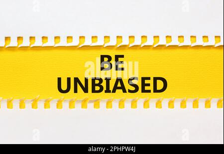 Symbole de traumatisme complexe. Concept mots trauma complexe sur papier jaune. Magnifique table jaune fond blanc. Psychologie des affaires complexe traumatisme conce Banque D'Images