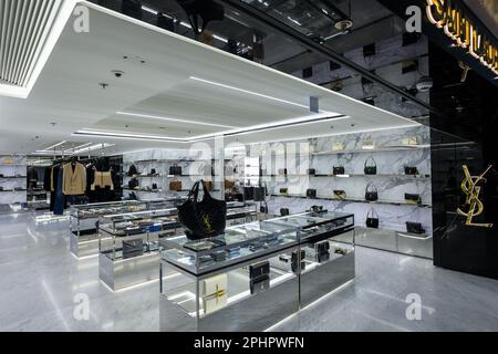 Hong Kong - 28 février 2023 : extérieur d'un magasin de détail de marque de luxe dans le salon de départ de l'aéroport international de Hong Kong. Banque D'Images