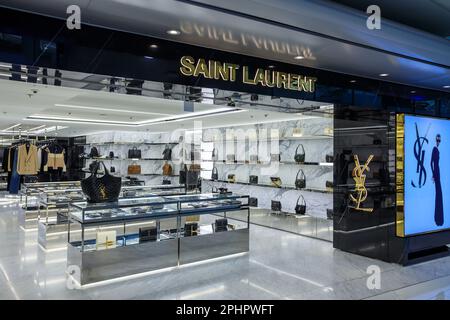 Hong Kong - 28 février 2023 : extérieur d'un magasin de détail de marque de luxe dans le salon de départ de l'aéroport international de Hong Kong. Banque D'Images