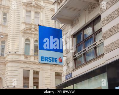 Vienne, Autriche - 8 août 2022 : façade avec logo de la Banque Erste est une banque de détail autrichienne dont le siège est à Vienne, en Autriche, la plus ancienne banque de finances Banque D'Images