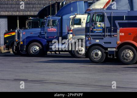 1991 LIGNE HISTORIQUE DE CAMIONS DIESEL GARÉS À L'ARRÊT AMÉRICAIN Banque D'Images