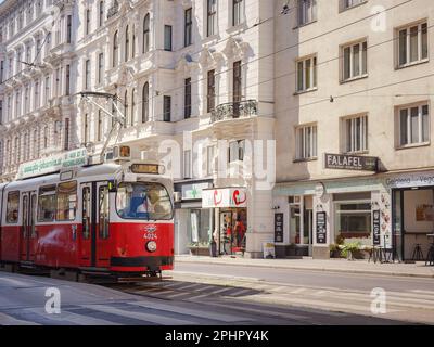 Vienne, Autriche - 11 août 2022 : transports en commun dans la ville. Le tram passe par la rue de Vienne. Vienne est la capitale et la plus grande ville d'Autriche. Réf Banque D'Images