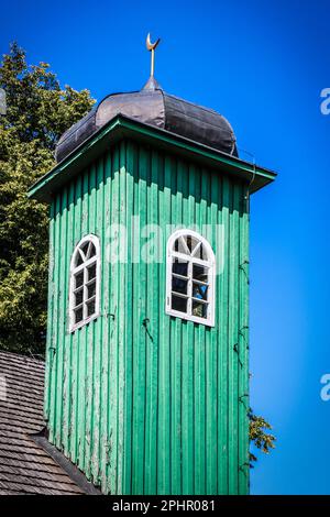 Beffroi avec fenêtre blanche de la mosquée historique en bois vert de Lipka Tatar Banque D'Images