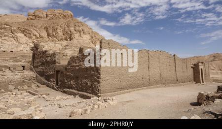 Les murs de briques de boue entourant le temple de Ptolemaic à Deir el-Medina, le village des travailleurs de la Cisjordanie, Louxor, Égypte Banque D'Images