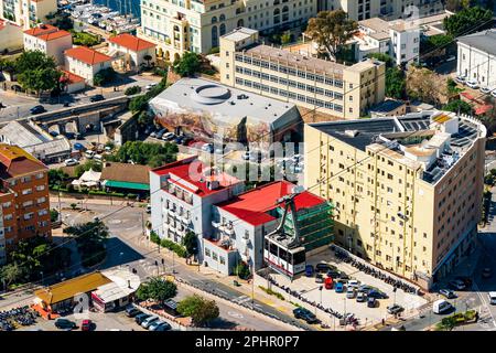 GIBRALTAR UK - MARS 10 2023: Téléphérique emmène les touristes jusqu'au Gibraltar Rock qui offre une vue spectaculaire sur la ville, le port et par temps clair Banque D'Images