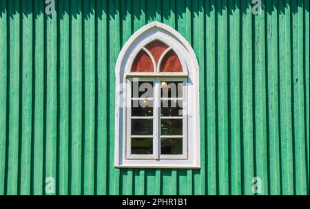 Fenêtre blanche sur le mur de la mosquée historique en bois vert de Lipka Tatar Banque D'Images