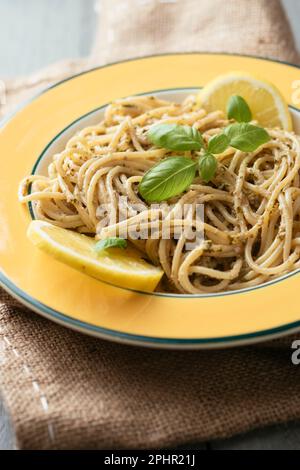 Spaghetti avec un kale de citronnelle et pesto de noyer faits maison. Banque D'Images