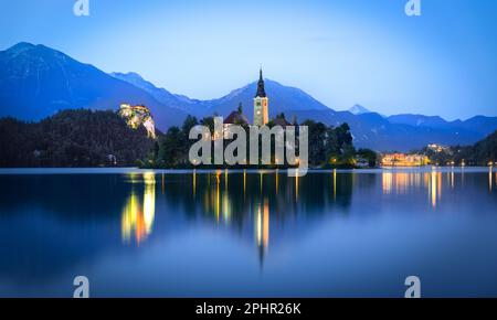 Bled Island et le château de Bled à l'heure bleue, Bled, Slovénie Banque D'Images