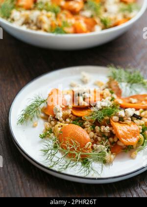 Salade maison de carottes rôties et d'orge avec feta végétalien. Banque D'Images