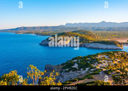 Vue panoramique sur la plage de Voidokilia en Grèce. Banque D'Images