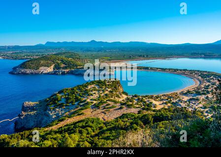 Vue panoramique sur la plage de Voidokilia en Grèce. Banque D'Images