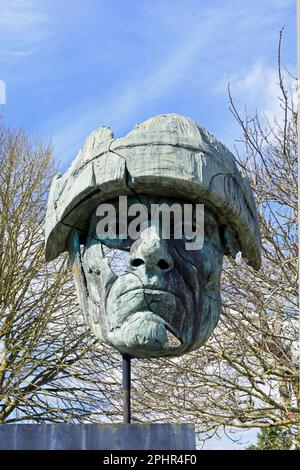 Sculpture frappante au château de Cardiff. Mars 2023. Ressort. Le soldat abandonné - sculpture créée en 2007 par James Napier Banque D'Images