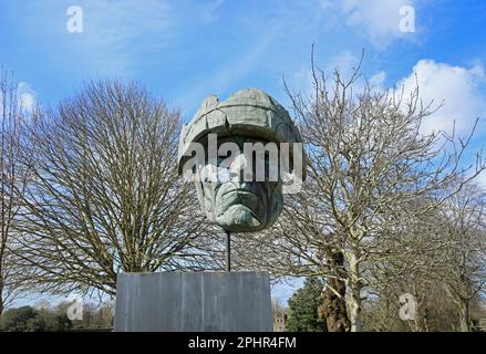 Sculpture frappante au château de Cardiff. Mars 2023. Ressort. Le soldat abandonné - sculpture créée en 2007 par James Napier Banque D'Images