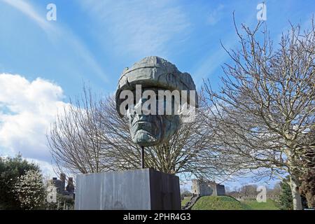 Sculpture frappante au château de Cardiff. Mars 2023. Ressort. Le soldat abandonné - sculpture créée en 2007 par James Napier Banque D'Images