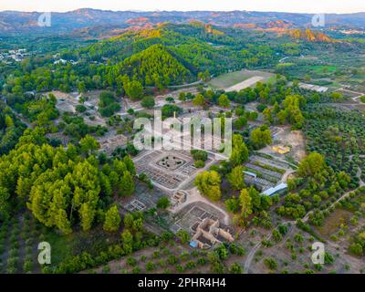 Coucher de soleil vue panoramique du site archéologique d'Olympie en Grèce. Banque D'Images