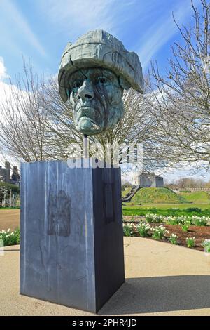 Sculpture frappante au château de Cardiff. Mars 2023. Ressort. Le soldat abandonné - sculpture créée en 2007 par James Napier Banque D'Images