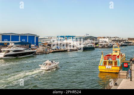 Waterfront et Sunseeker Superyacht Shipyards à Poole Harbour, Dorset, Angleterre Banque D'Images