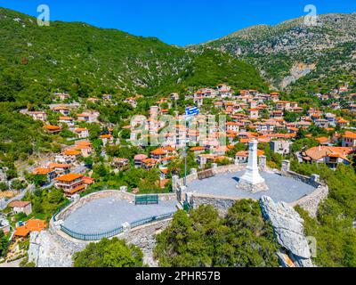 Vue aérienne du village de Stemnitsa et de la forteresse castriste en Grèce. Banque D'Images