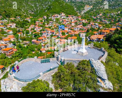 Vue aérienne du village de Stemnitsa et de la forteresse castriste en Grèce. Banque D'Images