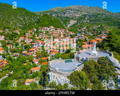 Vue aérienne du village de Stemnitsa et de la forteresse castriste en Grèce. Banque D'Images