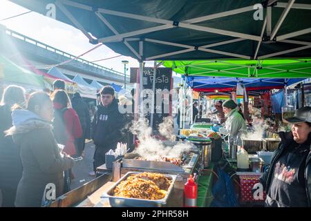 Londres - janvier 2023 : la rue d'Acklam Village se trouve à proximité de Portobello Road, dans l'ouest de Londres Banque D'Images