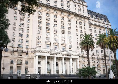 14 mars 2023, Buenos Aires, Argentine : façade du bâtiment Libertador, quartier général du ministère argentin de la Défense. Banque D'Images