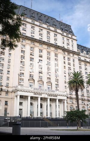 14 mars 2023, Buenos Aires, Argentine : façade du bâtiment Libertador, quartier général du ministère argentin de la Défense. Banque D'Images