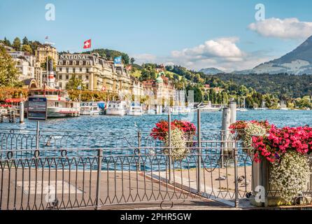 Schweizerhofquai bord du lac de Lucerne en été, Lucerne, Suisse Banque D'Images