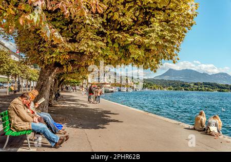 Touristes visitant le lac Schweizerhofquai du lac de Lucerne en été, Lucerne, Suisse Banque D'Images