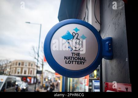 Londres- janvier 2023: Le logo de la Loterie nationale enseigne extérieure sur la rue de haute boutique Banque D'Images